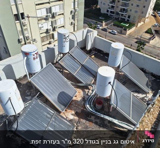 דודי שמש על גג עם צינורות ואטמים